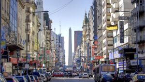 Avenida movimentada em Buenos Aires em meio ao aumento do custo de vida na Argentina aumenta e desagrada argentinos e turistas