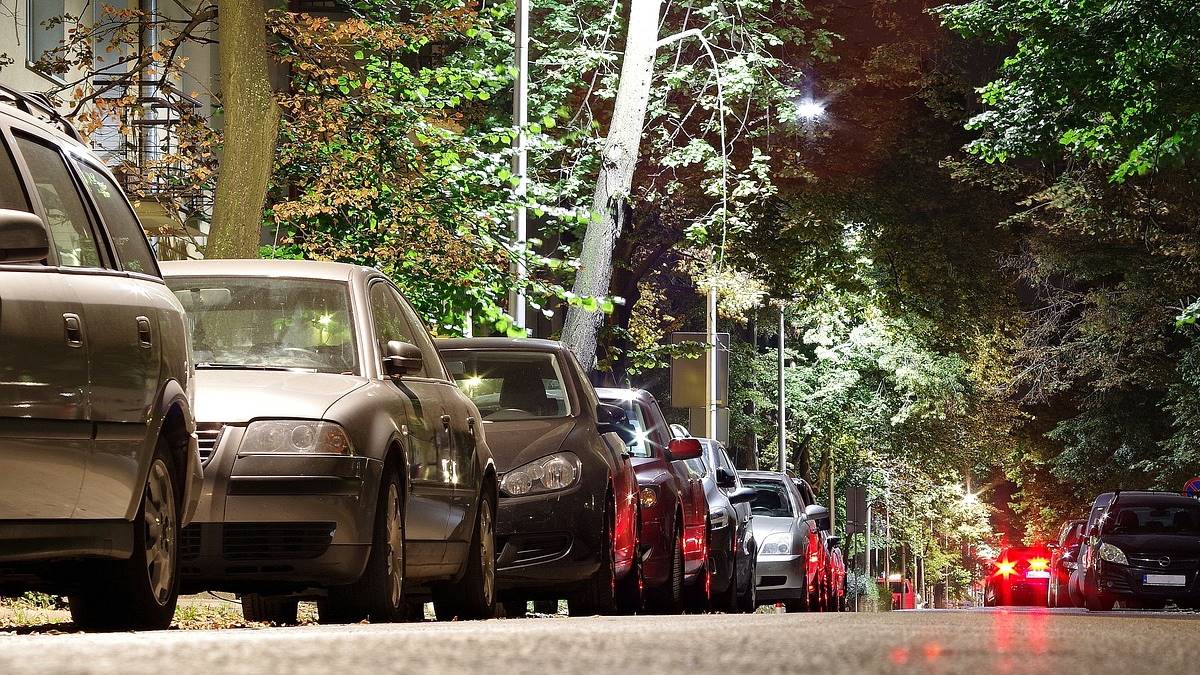 Na imagem, aparecem cinco carros enfileirados à esquerda, em alusão à isenção de IPVA que o DF aprovou