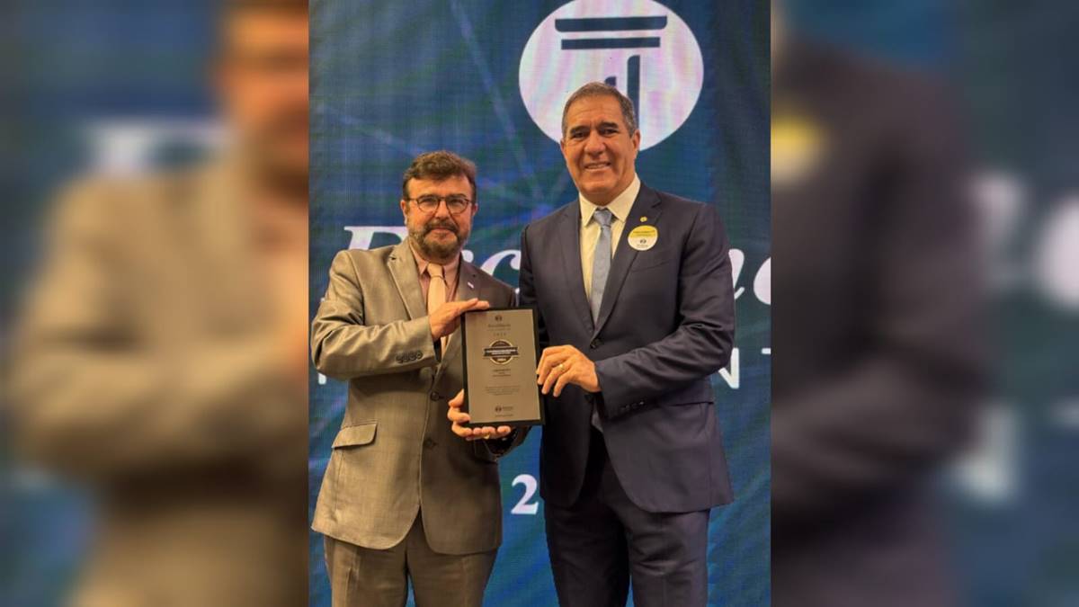 No lado direito da imegem, o deputado Luiz Gastão recebe o prêmio do Ranking dos Políticos