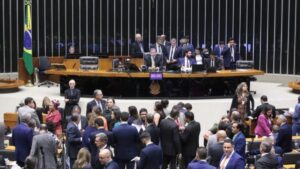 Imagem de deputados reunidos na Câmara Federal para ilustrar uma matéria jornalística sobre as despesas obrigatórias