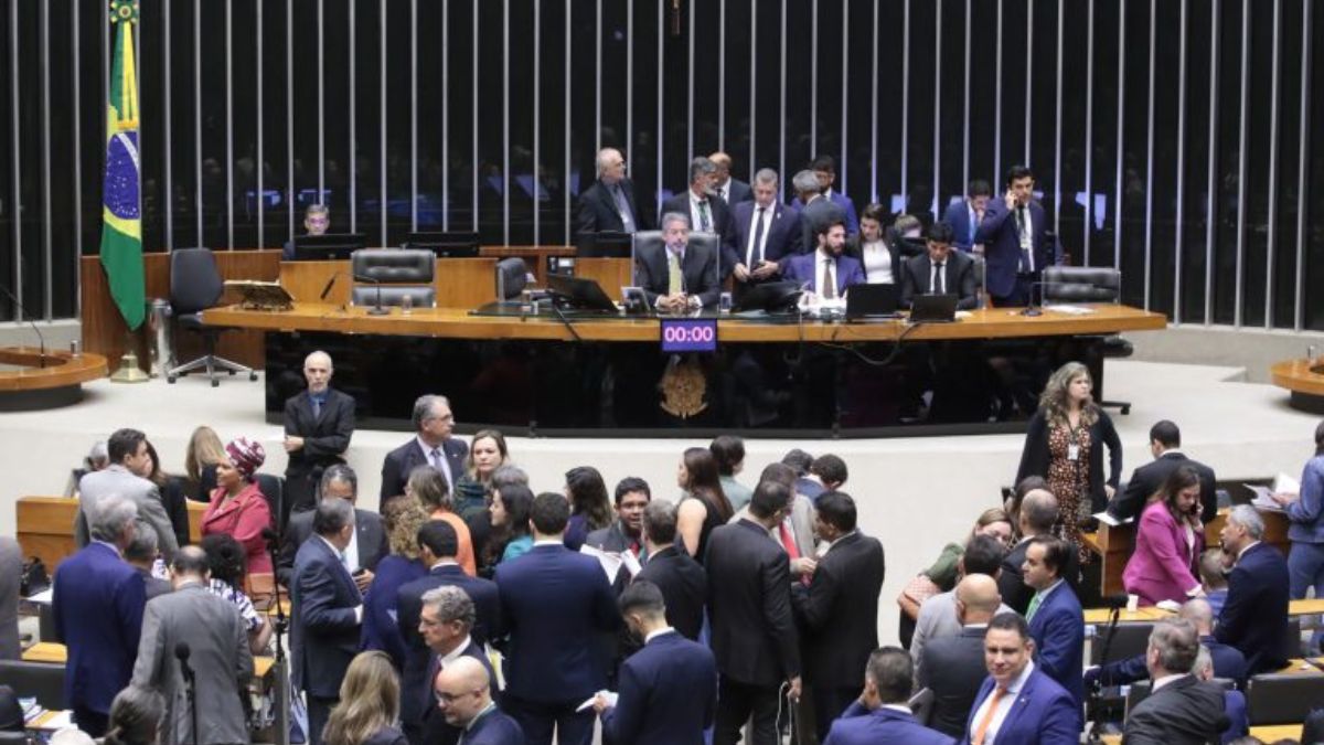 Imagem de deputados reunidos na Câmara Federal para ilustrar uma matéria jornalística sobre as despesas obrigatórias