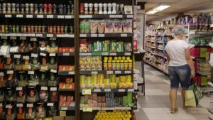 Imagem de um supermercado em meio à pesquisa do Procon-SP que mostra Diferença de preços entre produtos da ceia de Natal chega a quase 190% em SP