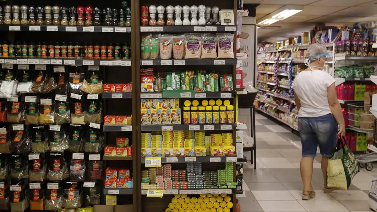 Imagem de um supermercado em meio à pesquisa do Procon-SP que mostra Diferença de preços entre produtos da ceia de Natal chega a quase 190% em SP