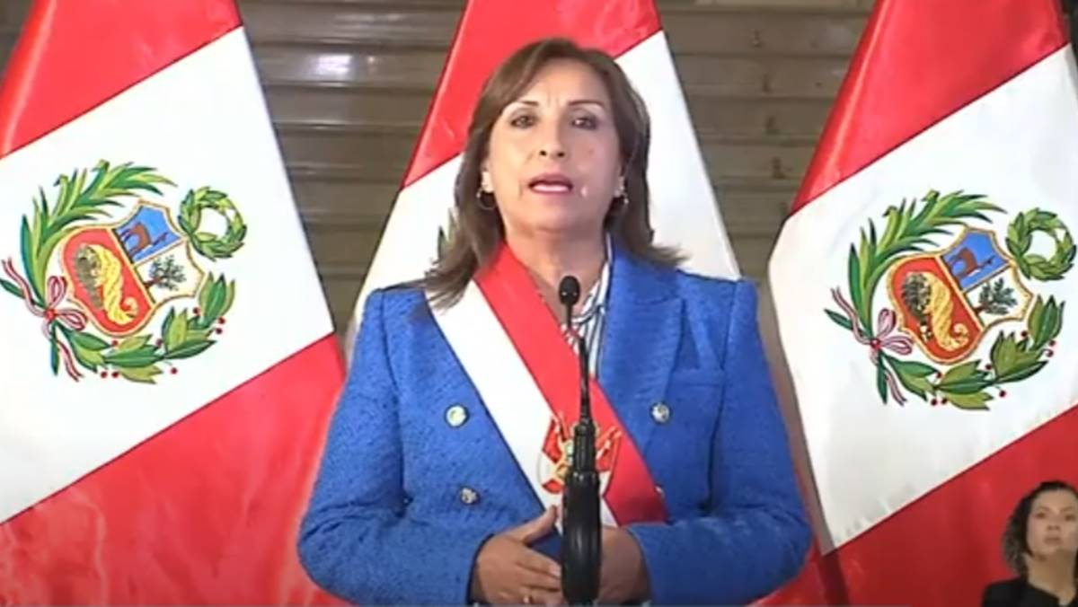 Dina Boluarte ao fim de 2022, quando recém-assmuira a presidência do Peru. Dina Boluarte, presidente do Peru, promove aumento do salário mínimo no Peru