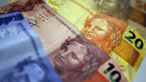 Na imagem, existem notas de 2, 10, 20 e 50 reais de Dinheiro em espécie