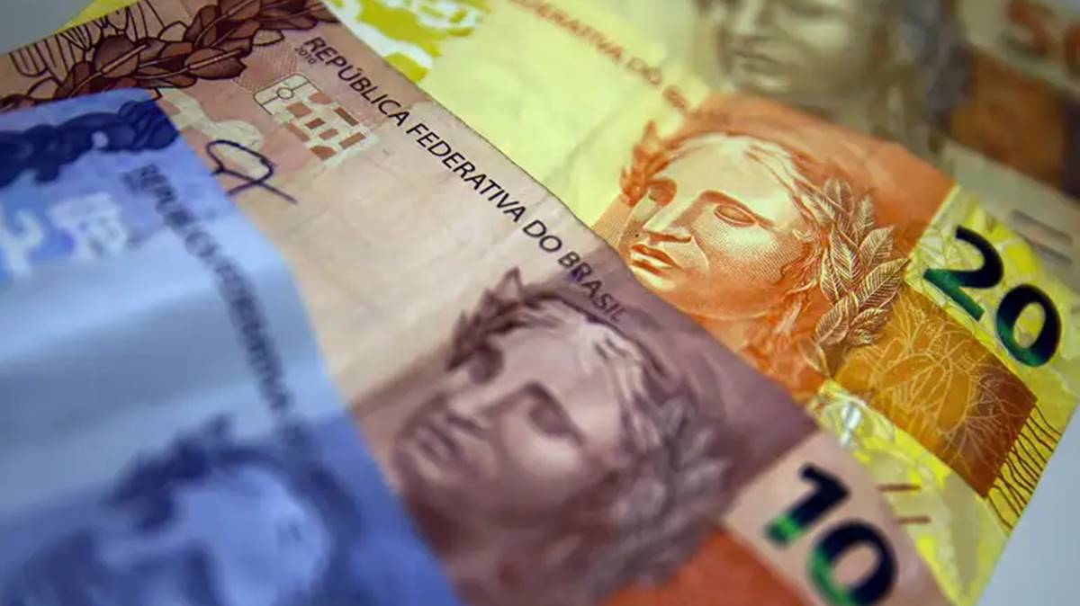 Na imagem, existem notas de 2, 10, 20 e 50 reais de Dinheiro em espécie