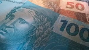 Notas de R$ 100 e R$ 50. Dívida dos estados são pagas com dinheiro do Tesouro