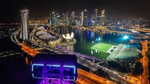 Imagem noturna de Singapura, uma das melhores cidades do mundo para turismo e negócios