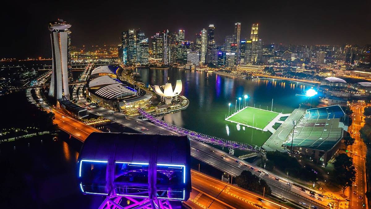 Imagem noturna de Singapura, uma das melhores cidades do mundo para turismo e negócios