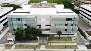 Vista frontal do edifício São Paulo Office Park X, localizado na Chácara Santo Antônio, em São Paulo, com fachada moderna, áreas verdes e entrada principal visíveis.