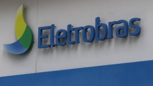 Eletrobras registra prejuízo de R$ 81 mi no 1º tri após ajuste contábil da Chesf. Receita sobe, dívida cai e alavancagem financeira melhora.