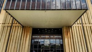 Imagem da entrada principal da sede do Banco Central, que por meio do Copom decidiu pelo elevação da taxa de juros