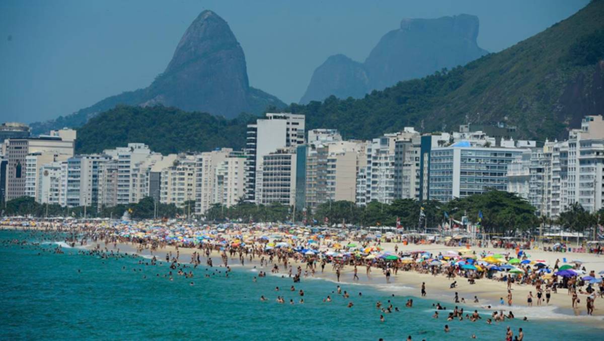 Imagem de praia na zona sul carioca, onde a Embratur prevê recorde no turismo internacional