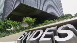Imagem da entrada da sede do BNDES, que informou levantamento bilionário com emissão de LCD