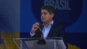 Na imagem ACM Neto discursa em evento do partido Democratas. Empresário próximo ao político foi preso por corrupção em Salvador