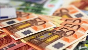 O mercado financeiro teve um dia de queda no câmbio. O dólar recuou 0,13% e o euro caiu 0,37%, enquanto outras moedas oscilaram.