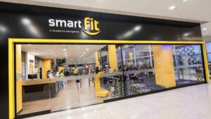 Imagem de uma academia da Smart Fit para ilustrar uma matéria jornalística. Em 2025, a Smart Fit tem uma meta grande na expansão com 300 novas unidades.