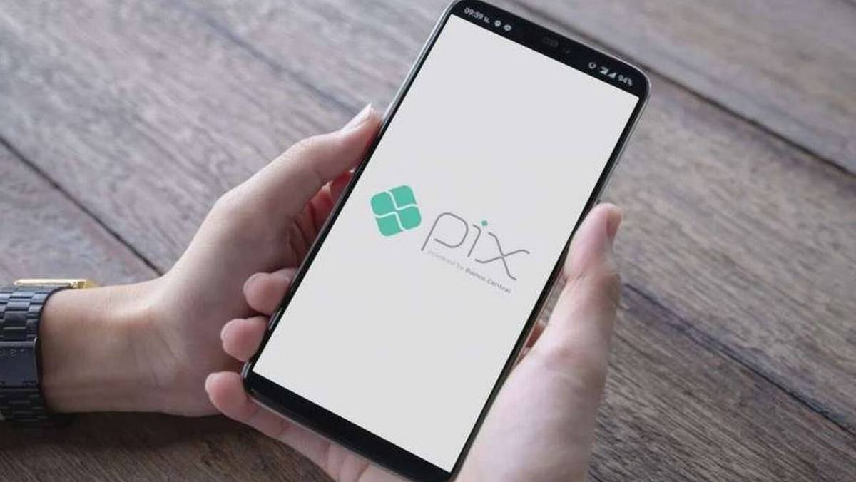 Na imagem um celular acessando o Pix, que teve uma expansão a ponto de movimentar trilhões de reais em 2024