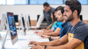 Aluno utiliza computador durante aula do curso de Inteligência Artificial na Faculdade Senac Ceará, preparando-se para o mercado de tecnologia.