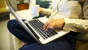 Imagem de um notebook. Faturamento no e-commerce passa dos R4 400 milhões em dezembro de 2024