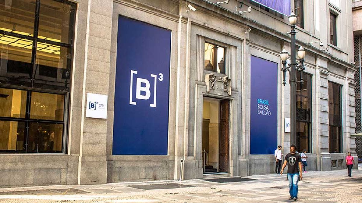 Imagem da fachada da B3 para ilustrar uma matéria jornalística sobre o funcionamento do Ibovespa neste fim de ano.