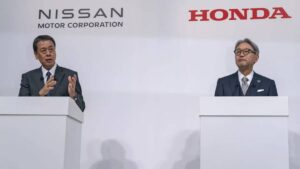 Imagem dos representantes da Nissan à esquerda e da Honda