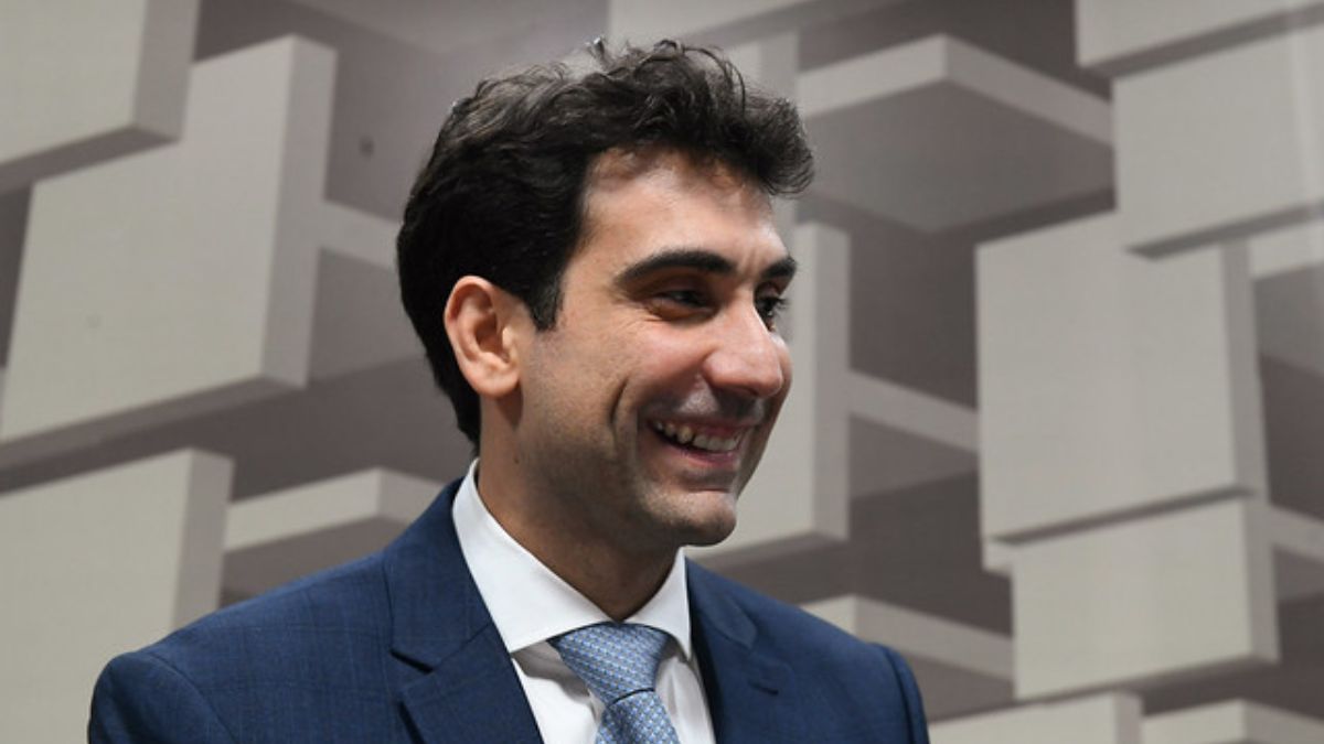 Imagem de Gabriel Galípolo para ilustrar uma matéria jornalística sobre o novo presidente do Banco Central do Brasil.