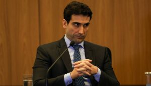 Na imagem está Gabriel Galípolo, futuro presidente do Banco Central para 2025. Em coletiva desta quinta (19/12), ele negou ataque especulativo contra o real