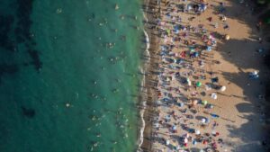 Vista área de praia brasileira. Gastos com turismo devem injetar quase R$ 150 bilhões na economia brasileira