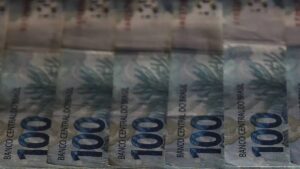 Imagem com notas de R$ 100. Governo sanciona lei que pode aumentar a arrecadação sobre bancos em até 16 bilhões