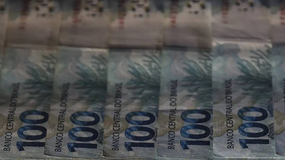 Imagem com notas de R$ 100. Governo sanciona lei que pode aumentar a arrecadação sobre bancos em até 16 bilhões