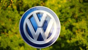 Imagem do símbolo da Volkswagen para ilustrar uma matéria jornalística sobre a greve dos funcionários.