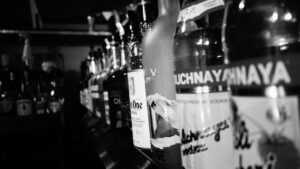 Imagens de bebidas de vedka para ilustrar uma matéria jornalística sobre o Group Stoli.