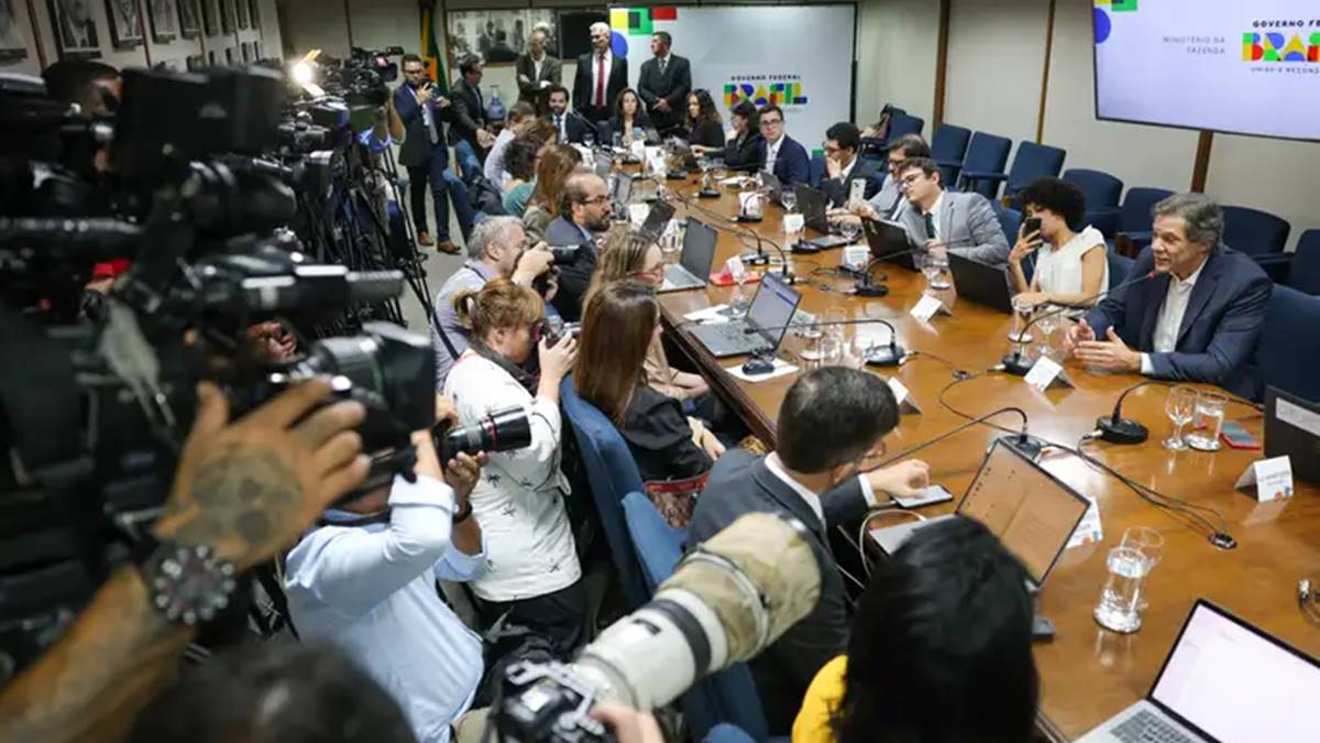 O ministro da fazenda, Fernando Haddad, durante café da manhã com jornalista. Haddad justifica por que não houve superávit primário em 2024