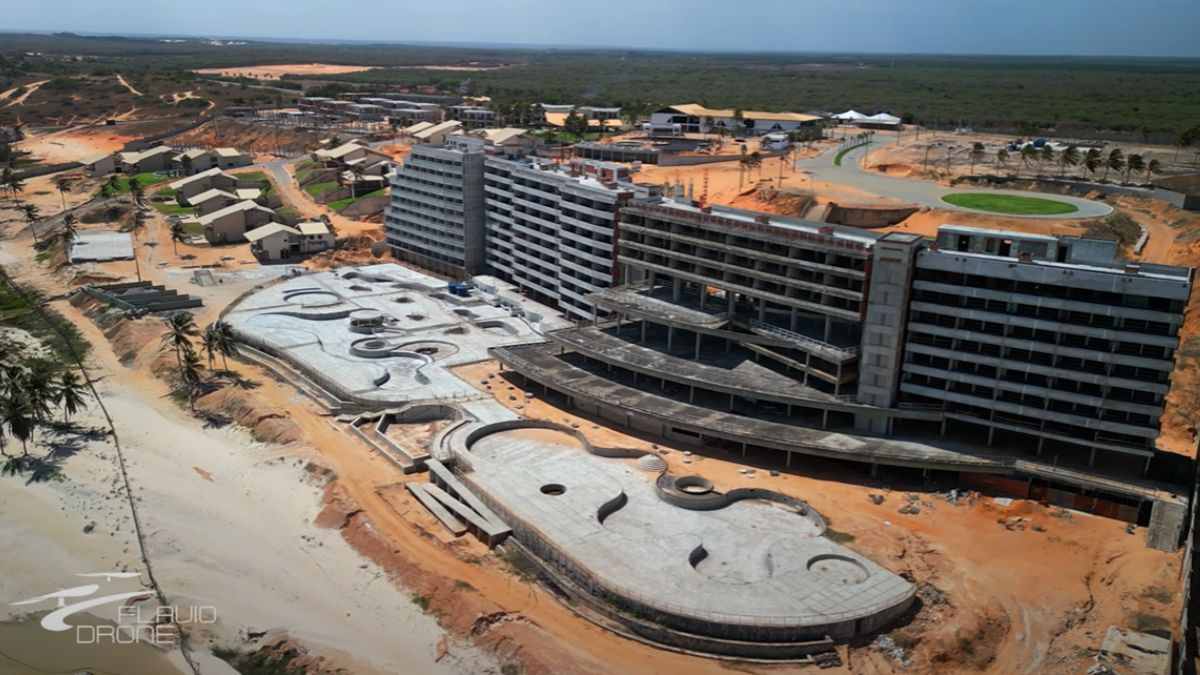 Imagem de um drone da obra do Hard Rock Hotel Ceará que está em atraso e sem previsão de entrega. A foto é para ilustrar uma matéria jornalística sobre o Hard Rock Hotel Ceará