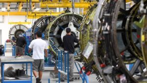 Na imagem, trabalhadores da indústria em meio aos dados de que 4 estados tiveram queda da produção industrial de setembro para outubro