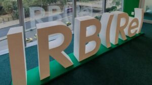 IRB Re registra lucro de R$ 112,4 milhões no 4º tri de 2024, alta de 196,9% ante 2023. Estratégia internacional compensa queda no Brasil.