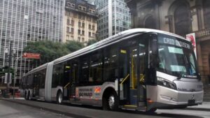Imagem de um ônibus do transporte público da cidade de São Paulo. Justiça questiona alta da tarifa de ônibus em São Paulo