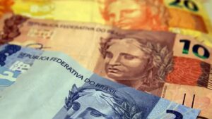 Na imagem, notas de R$2, de R$ 10 e de R$ 20. LDO com déficit zero é sancionada pelo governo federal