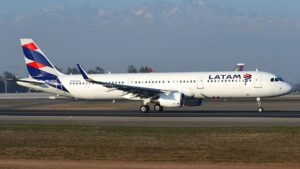 Imagem de um avião da Latam para ilustrar uma matéria jornalística sobre o acordo de codeshare com a Aerolíneas Argentinas