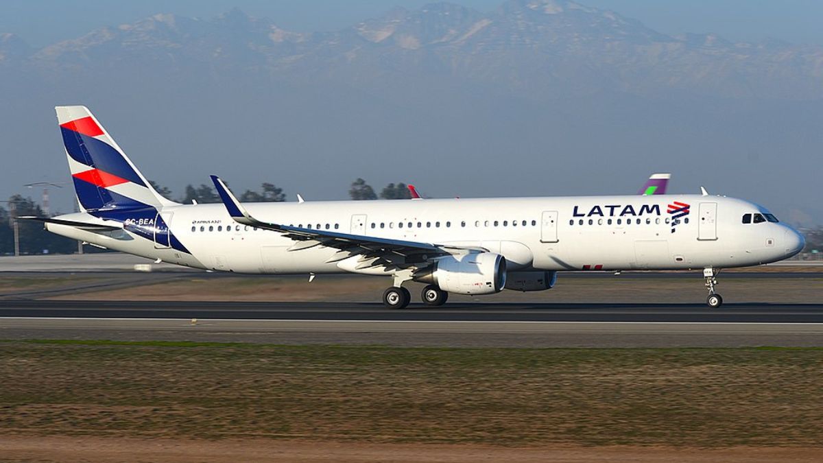 Imagem de um avião da Latam para ilustrar uma matéria jornalística sobre o acordo de codeshare com a Aerolíneas Argentinas