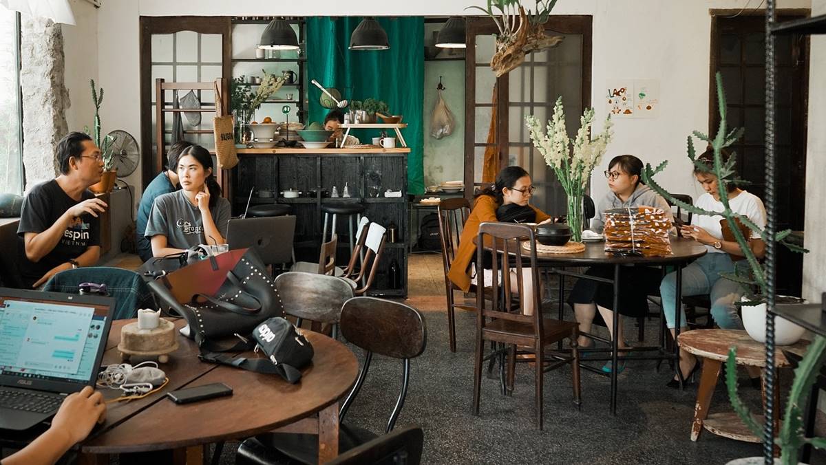 Jovem num espaço de trabalho compartilhado. Lei da Economia Solidária é aprovada pelo governo federal. Saiba o que significa