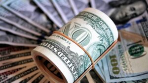 Imagem com várias cédulas de dinheiro em dólar, em meio aoanúncio de que haverá leilão do Banco Central para conter o a alta do câmbio
