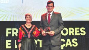 Imagem de Lucas Gutierrez, diretor da Agrícola Famosa, quando recebia o prêmio entre as Melhores do Agronegócio 2024.