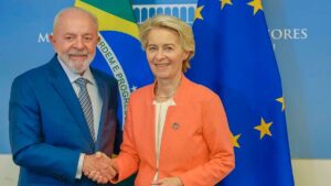Imagem do presidente do Brasil, Luiz Inacio Lula da Silva com a presidente da Comissão Europeia, Ursula von der Leyen. A foto é para ilustrar uma matéria jornalística sobre o acordo firmado de livre comércio entre o Mercosul e a União Europeia.