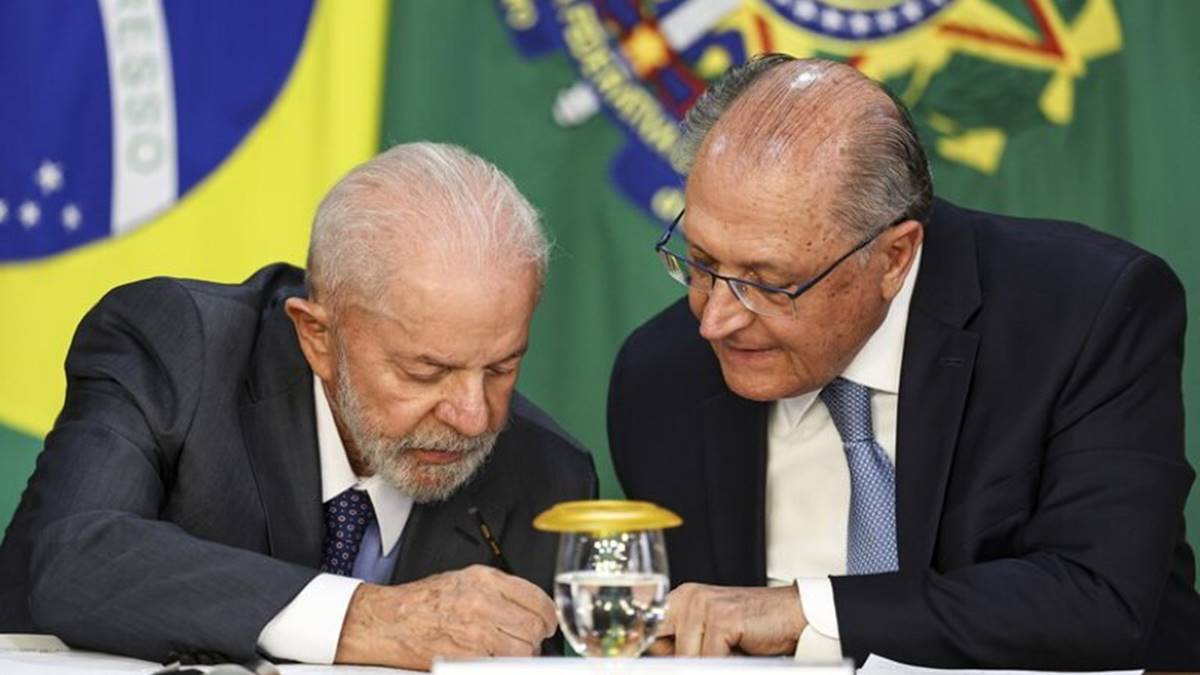 À esquerda da imagem Lula, presidente do Brasil, ao lado do vice, Geraldo Alckmin. Lula promove sanção do pacote fiscal, mas veta duas mudanças no BPC e Bolsa Família