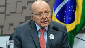 Imagem do ex-ministro da Fazenda, Maílson da Nóbrega para ilustrar uma matéria jornalística sobre o pacote fiscal do Brasil.
