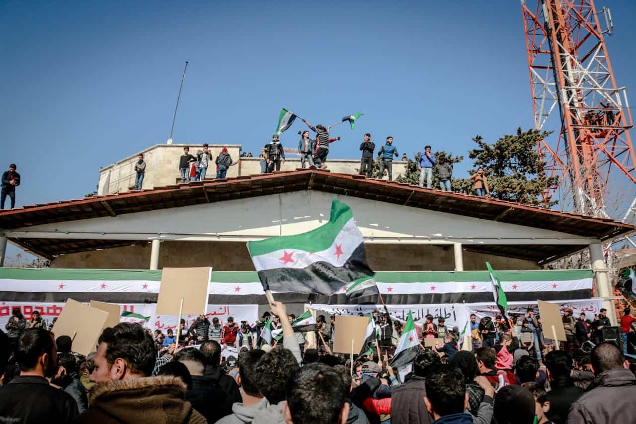 Imagens de manifestantes na rua protestando contra a economia na Síria