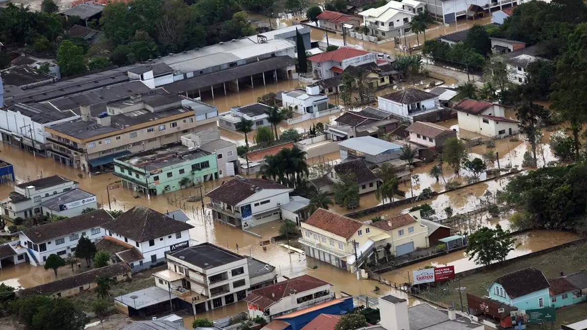 Imagem de cidade sob alagamento. Medida provisória libera R$ 6,5 bilhões para atender a eventos extremos