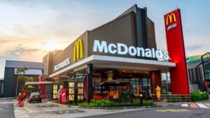Imagem de uma unidade do McDonald's. Mercado global de fast foods cresce 15% em 2024
